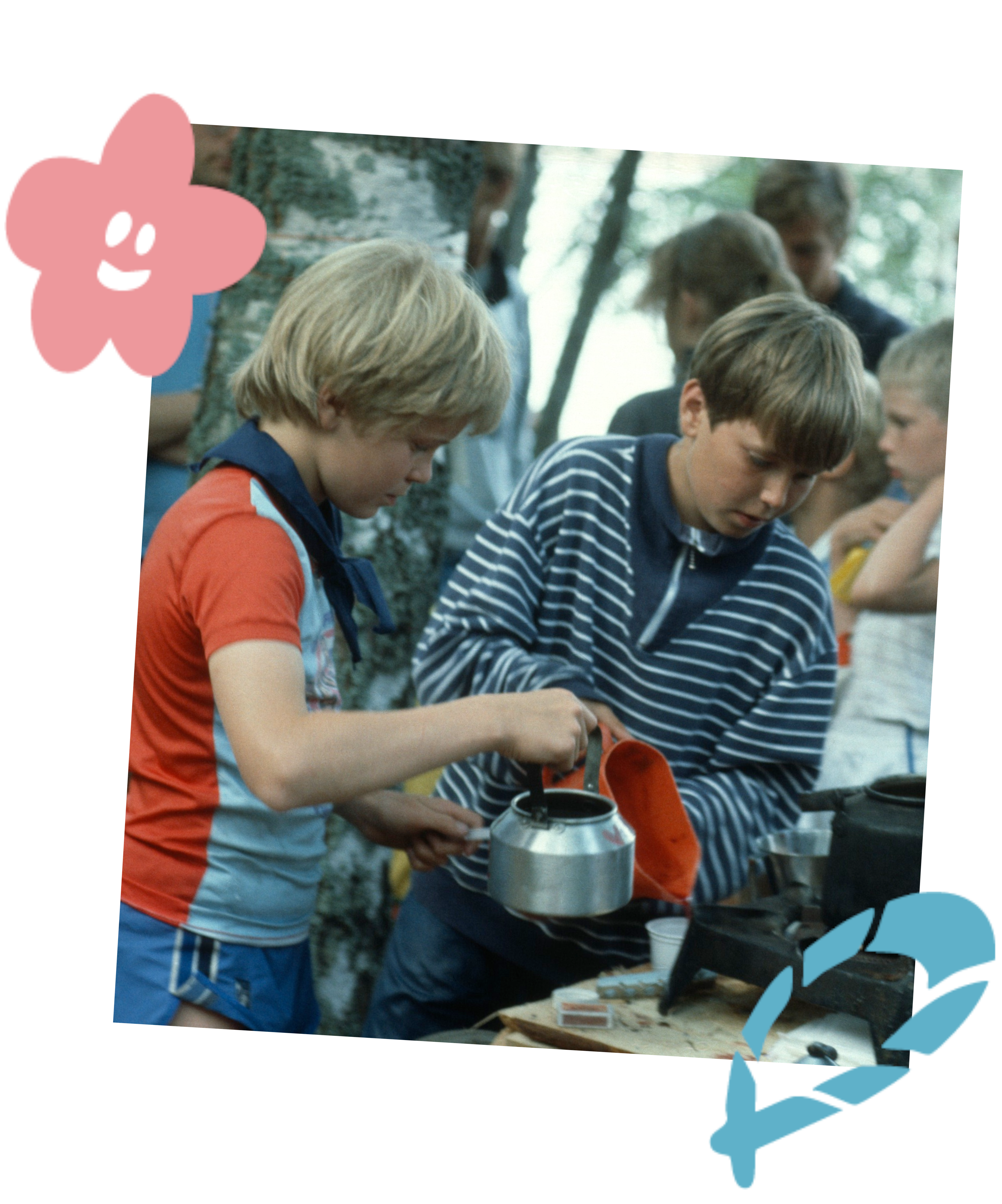 Leiriläisiä ruokailemassa